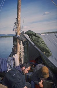 Schlafsack liegt auf dem Zelt vom Yukon Floß